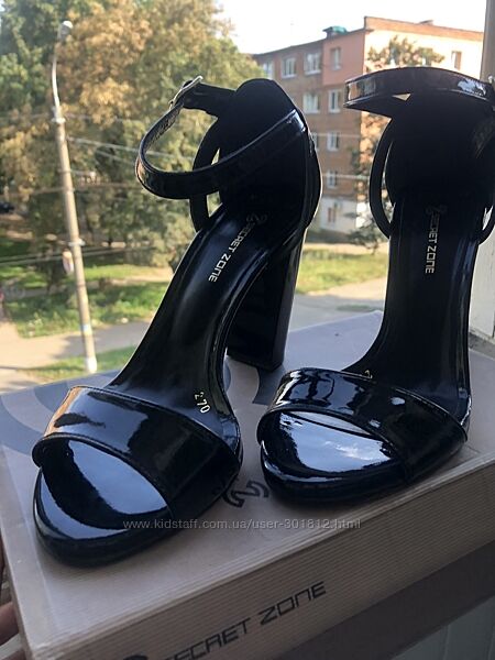 Кожаные босоножки очень классные 