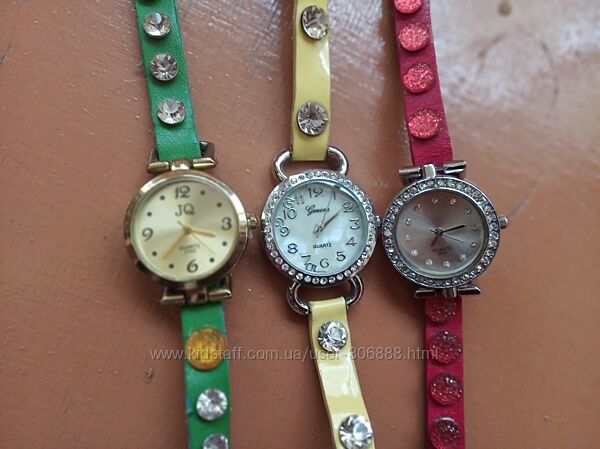 Кварцевий годинник на дуже довггому шкіряному ремінці