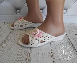 Яскраві літні шльопанці / молочні