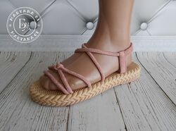 Оригінальні плетені босоніжки / рожеві
