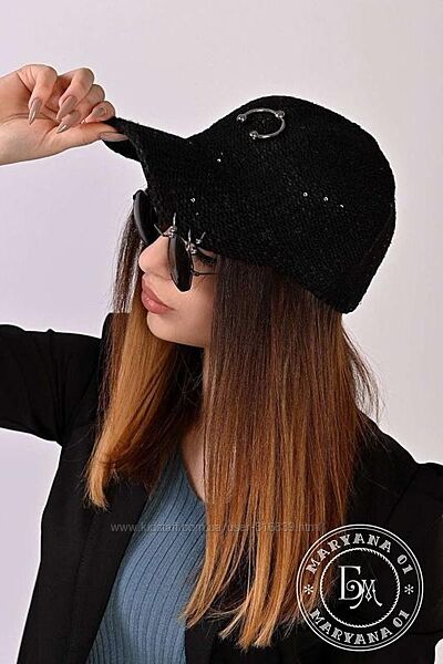Тренд сезону вязана кепка-бейсболка з пірсінгом / чорна