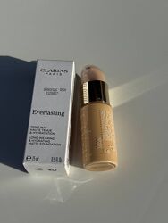 Тональний крем Clarins Everlasting Long-Wearing And Hydrating Matte 
