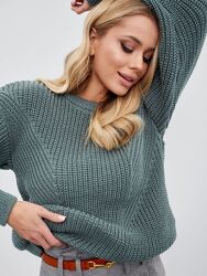 Обємний вязаний светер з вовни.