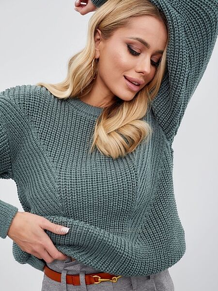Обємний вязаний светер з вовни.