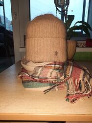 Комплект шапка , шарф, в ідеальному стані 