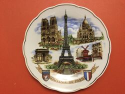 Сувениры из Парижа и других городов Франции.