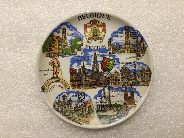Красивые сувенирные тарелки и магниты из Бельгии.