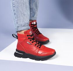 Демисезонные кожаные ботинки красного цвета