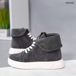 Замшевые серые демисезонные ботинки кеды