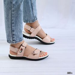 Шкіряні босоніжки на липучці колір пудра