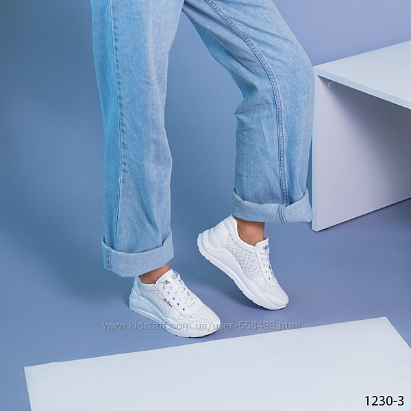Літні білі шкіряні жіночі кросівки