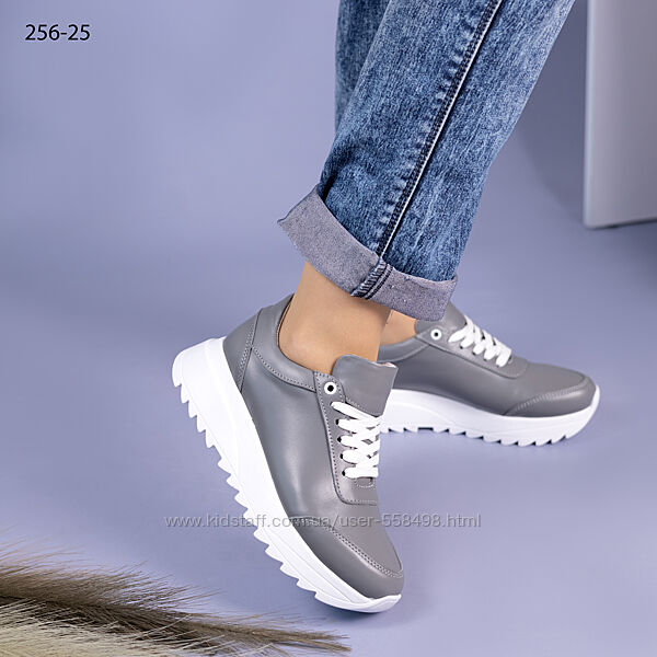 Жіночі кросівки сірого кольору на білій підошві