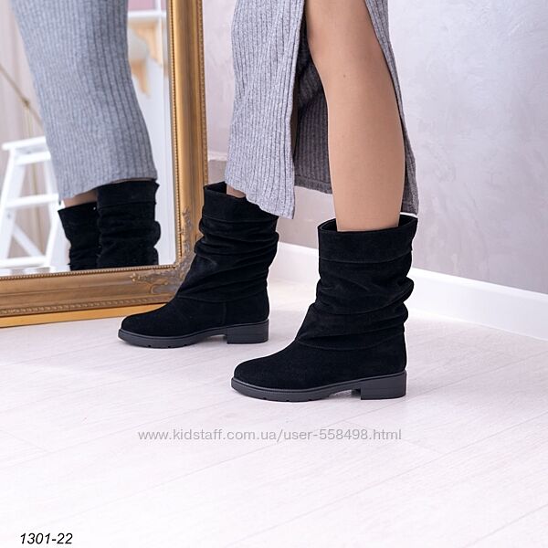 Замшеві зимові напівчобітки на невеликому підборі.