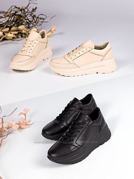 Шкіряні жіночі кросівки світло-бежеві та чорні.