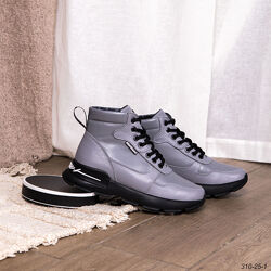 Жіночі зимові черевики сірого кольору на чорній підошві