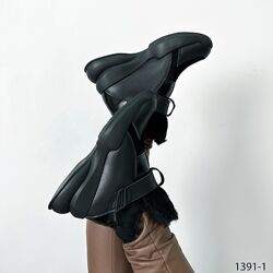 Жіночі чорні зимові черевики з липучкою