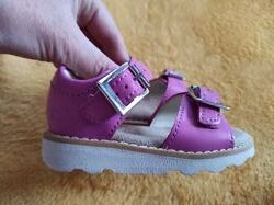 Практично нові шкіряні босоніжки Clarks р.4F устілка13см. Англія