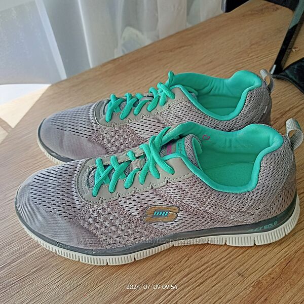 Кроссовки Skechers , в идеале, 38 разме