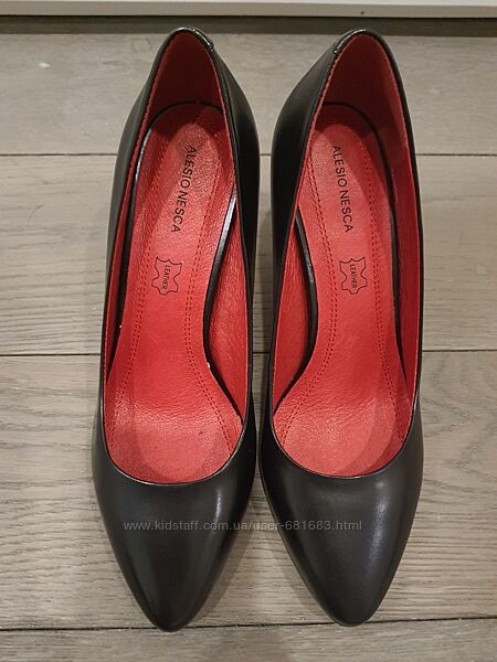 Ідеальні чорні шкіряні туфлі човники з червоною підошвою Alessio Nesca р.37