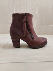 Нові шкіряні ботинки на стійкому каблуку, ботильйони Clarks, р. 38, uk 5