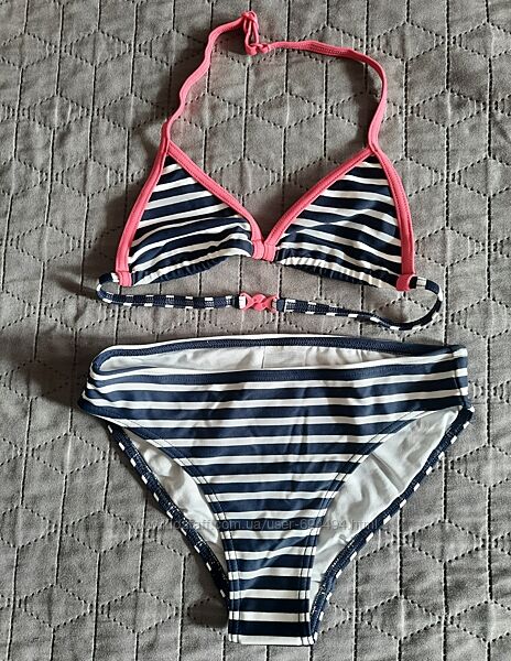 Новий купальник на 7-9 років.