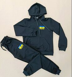 Якісний костюм унісекс. В наявності чорний і шоколад. На зріст 128-152