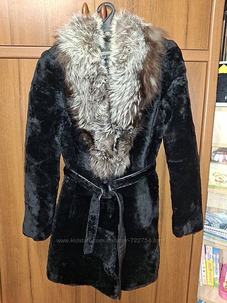 шубка из мутона с чернобуркой.