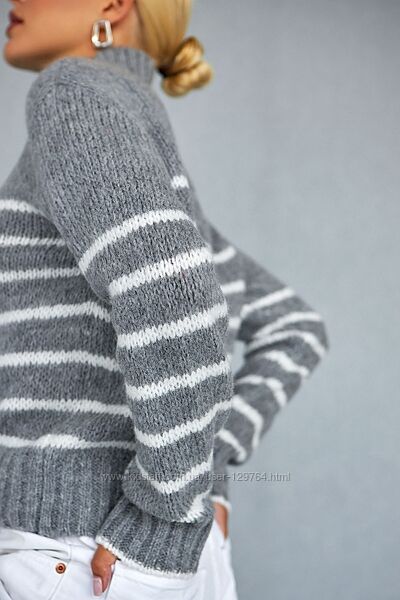 Елегантний светр прямого крою з ніжної теплої напіввовняної пряжі з мохером