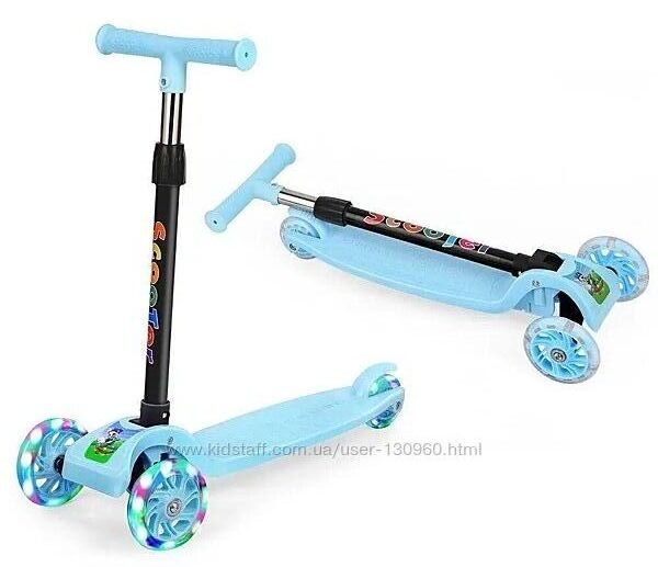 Триколісний дитячий самокат блакитного кольору.