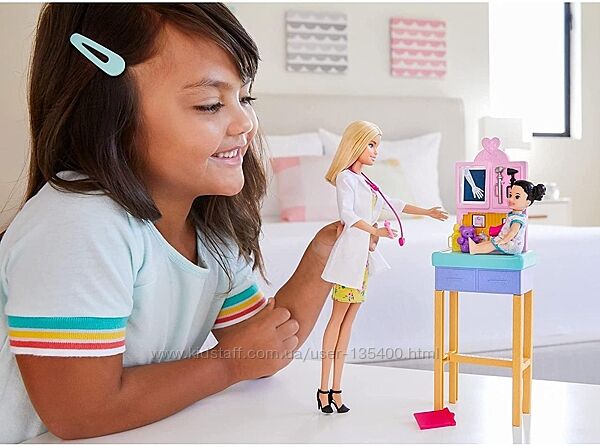 Барби блондинка педиатр з малышкой Barbie Careers Baby Doctor Pediatrician