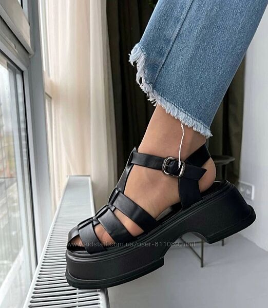 Чорні сандалі на платформі 