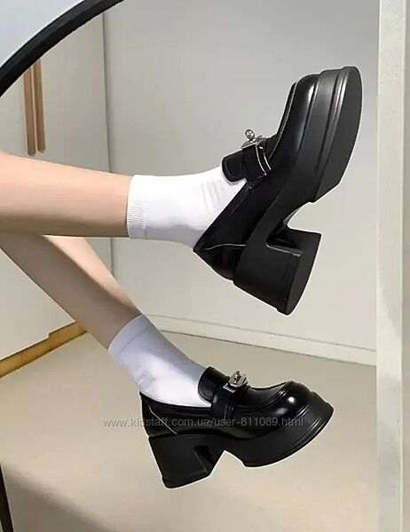 Чорні лофери на платформі