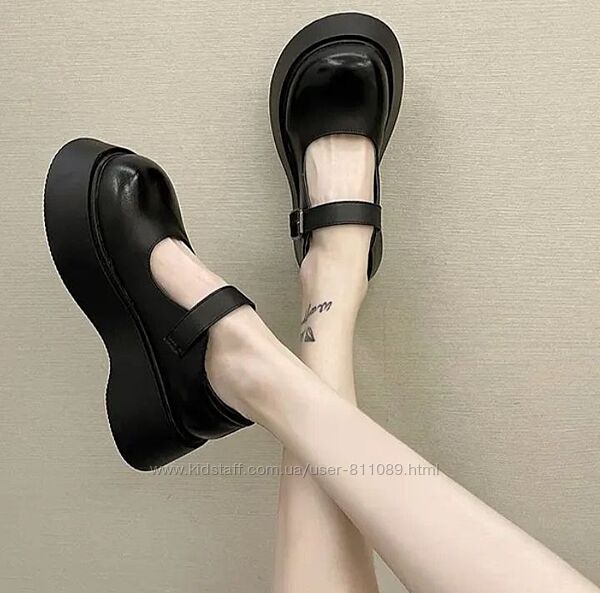 Чорні матові туфлі Мері Джейн на стильній платформі