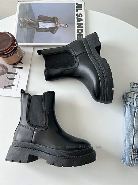 Чорні класичні черевики челсі