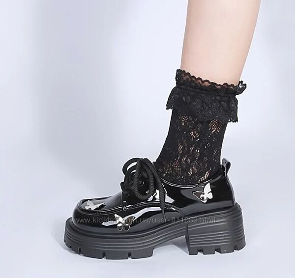 Лаковані туфлі броги з метеликами 