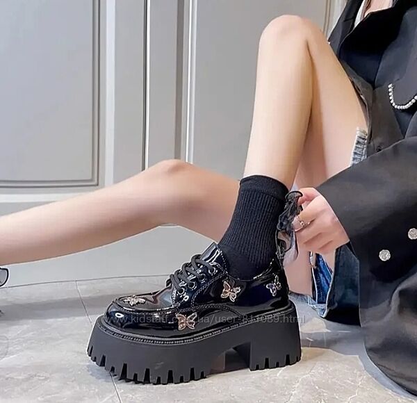 Лаковані ботильони з метеликами на тракторній підошві