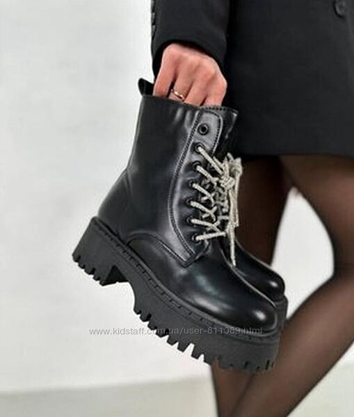 Зимові черевики зі стразовою шнурівкою 