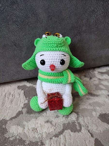 Игрушка вязаная с подарком 
