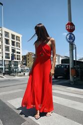 Плісирована сукня з коміром хальтер від zara