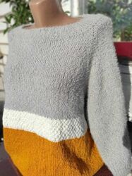 Стильний пуловер-реглан вільного крою в смужку 