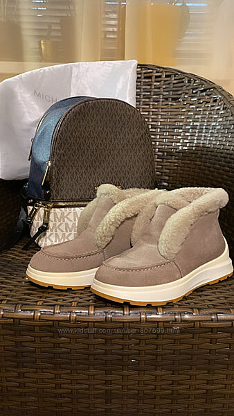 Продаю класні зимові черевики угги теплі повністю натуральні.