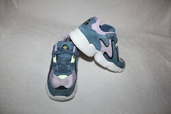 Кроссовки фирмы Adidas 29 размера по стельке 18,8 см.