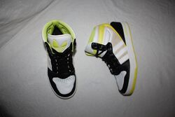 Крутые кроссовки хайтопы фирмы adidas 36,5 размер по стельке 23 см.