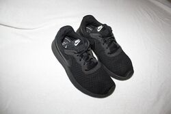 Кроссовки фирмы nike 37,5 размера по стельке 24 см.