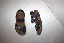 Босоніжки фірми birkenstock 32 розміри за устілкою зазначено 20,5 см. 