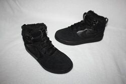 Кросівки демісезонні фірми nike 35 розміру устілки 22,5 см. 
