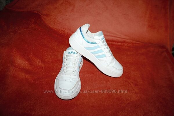 Кроссовки фирмы adidas 40 размера по стельке 25,5 см.