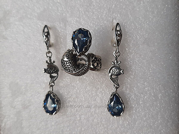 Срібні сережки - рибки з топазами кольору london blue. 