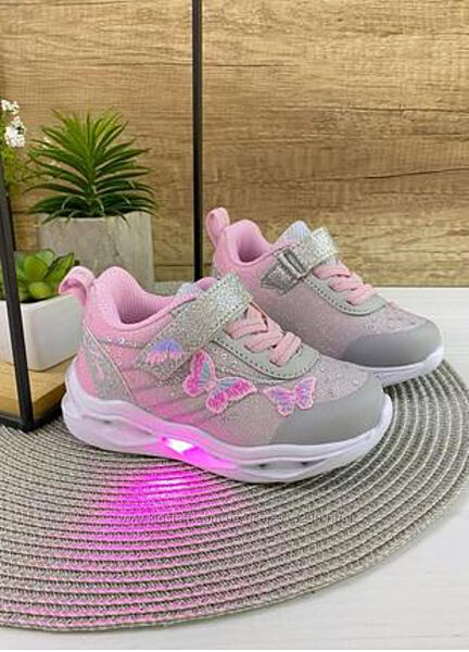 Кросівки дівчинка світяться.