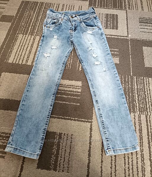 Стильные джинсы с рванкой 